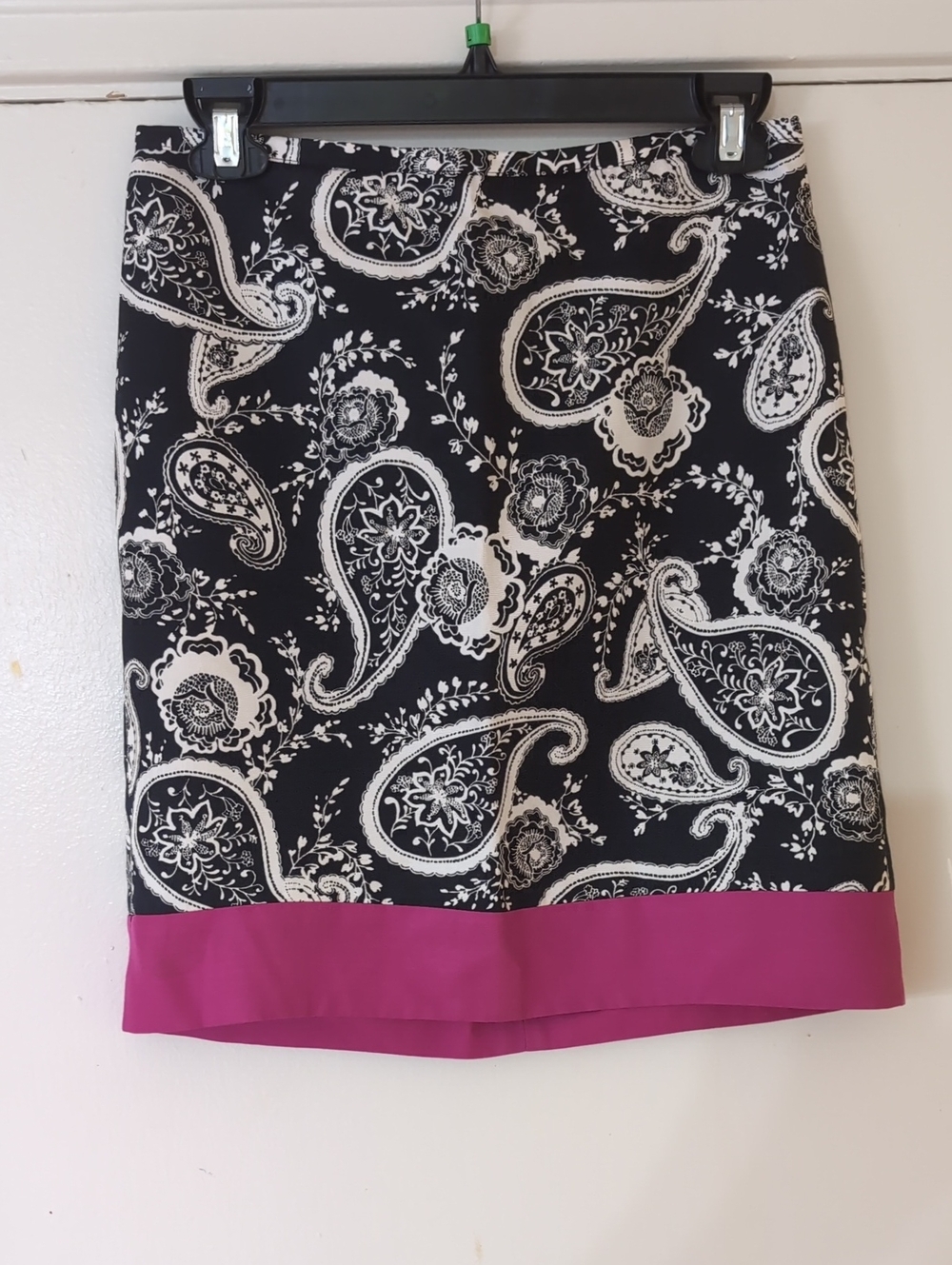 ANN TAYLOR LOFT Petites Black, White & Hot Pink Paisley Skirt 2P